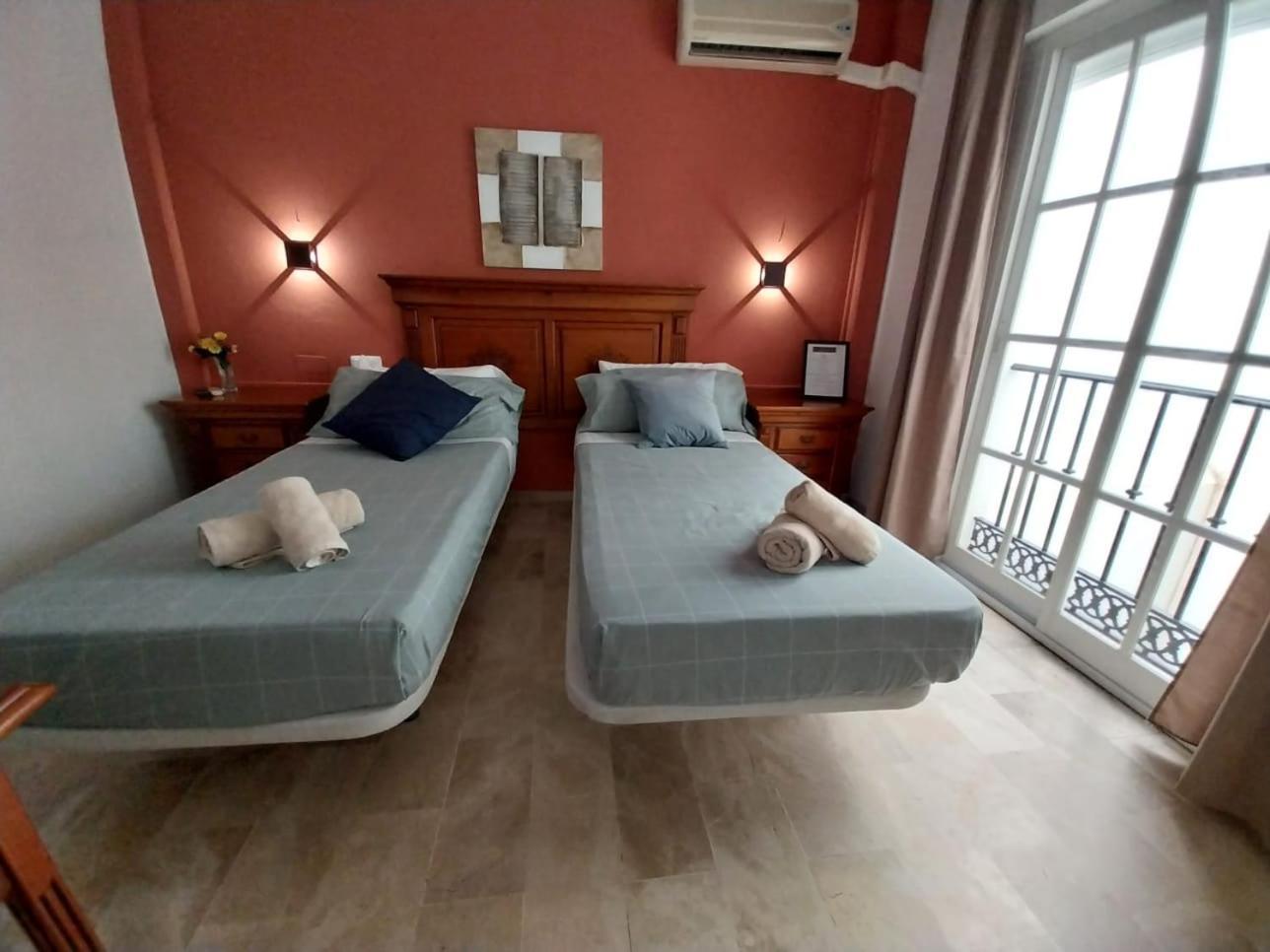 Hostal Montys เนร์คา ภายนอก รูปภาพ