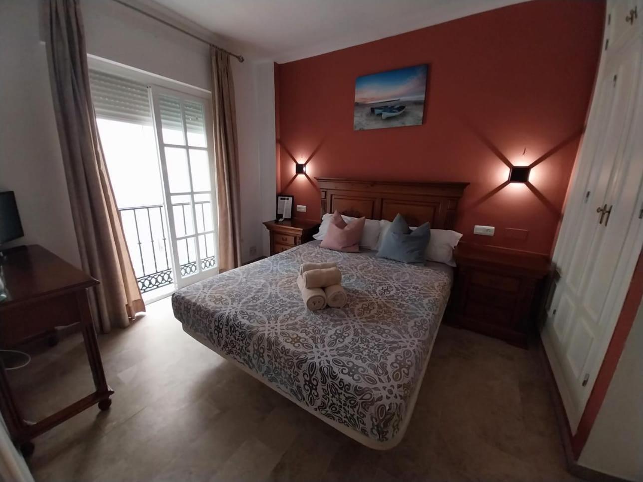 Hostal Montys เนร์คา ภายนอก รูปภาพ