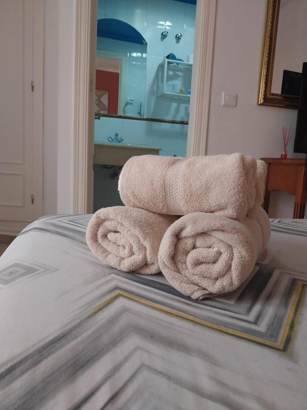 Hostal Montys เนร์คา ภายนอก รูปภาพ