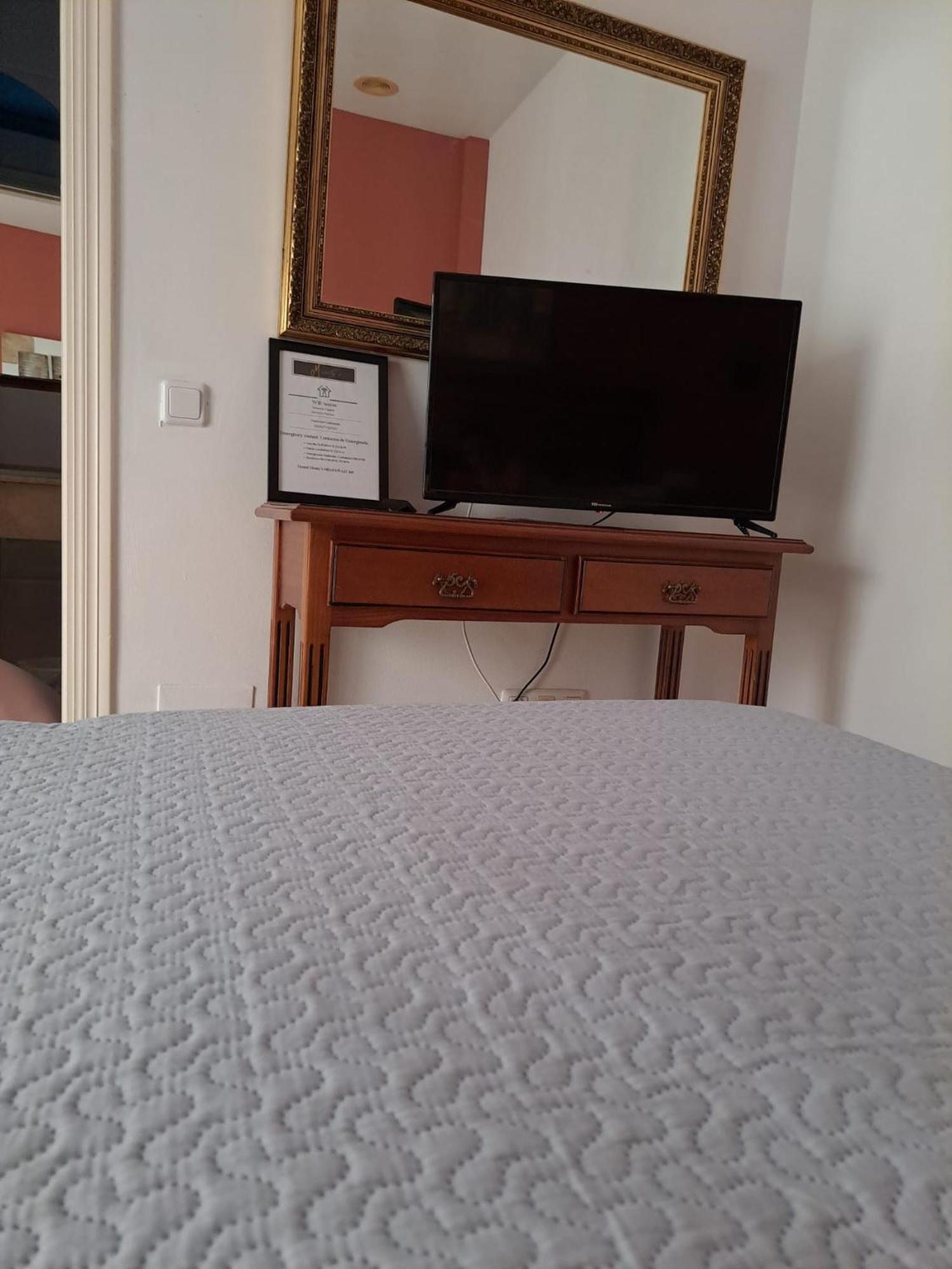 Hostal Montys เนร์คา ภายนอก รูปภาพ