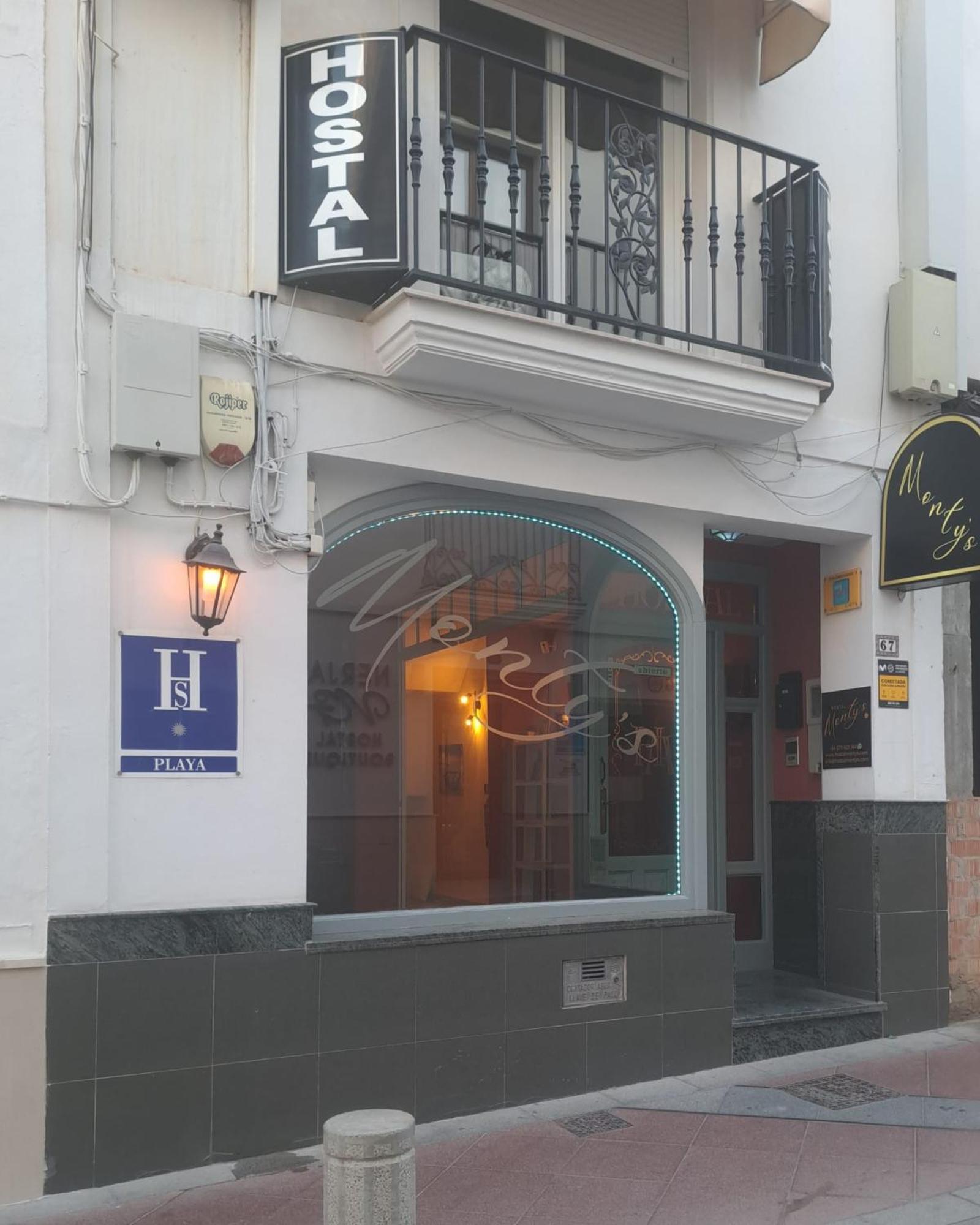 Hostal Montys เนร์คา ภายนอก รูปภาพ