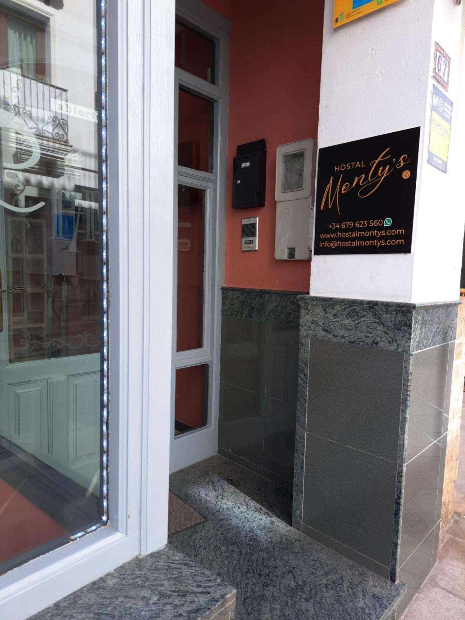 Hostal Montys เนร์คา ภายนอก รูปภาพ