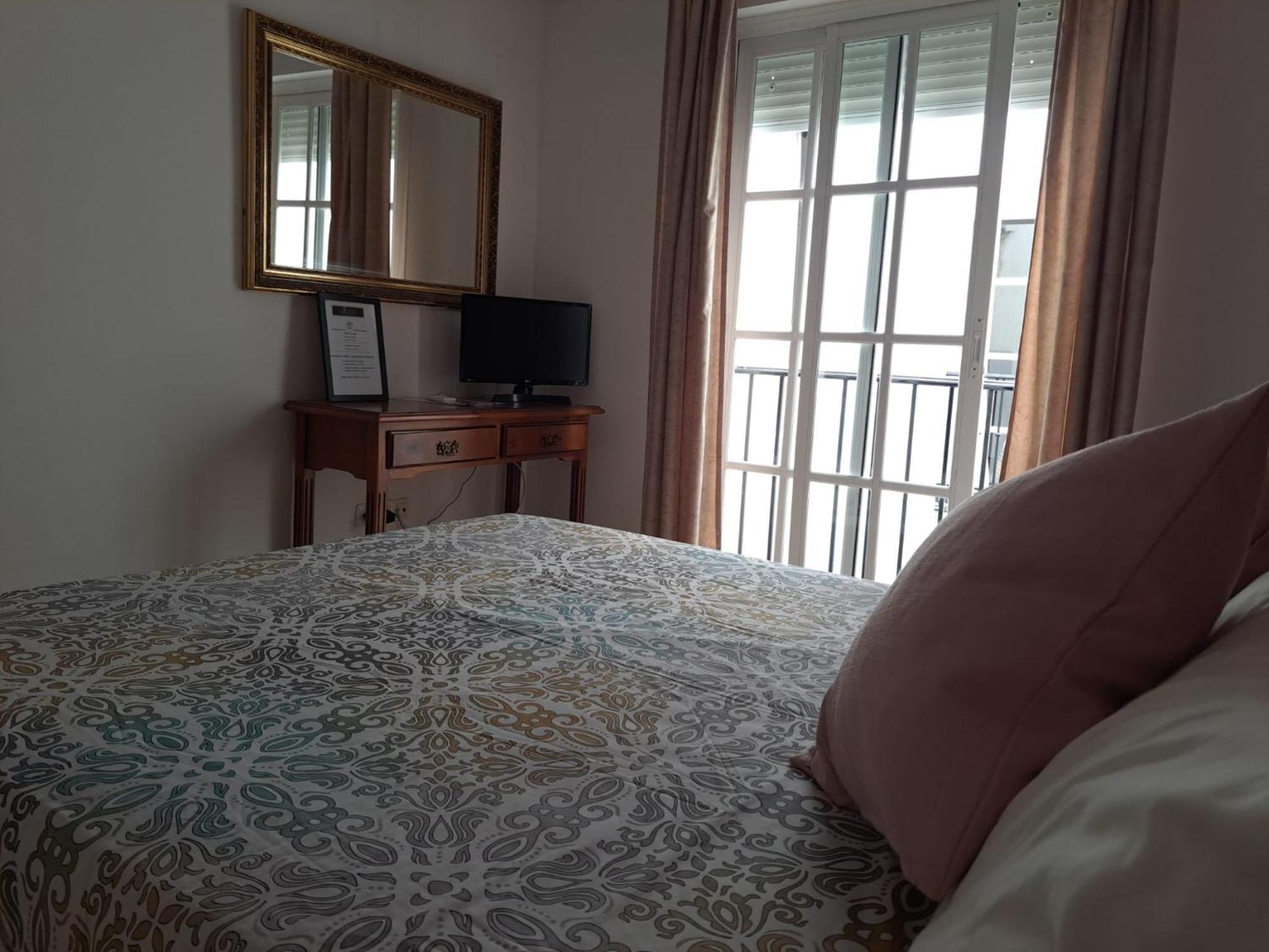 Hostal Montys เนร์คา ภายนอก รูปภาพ