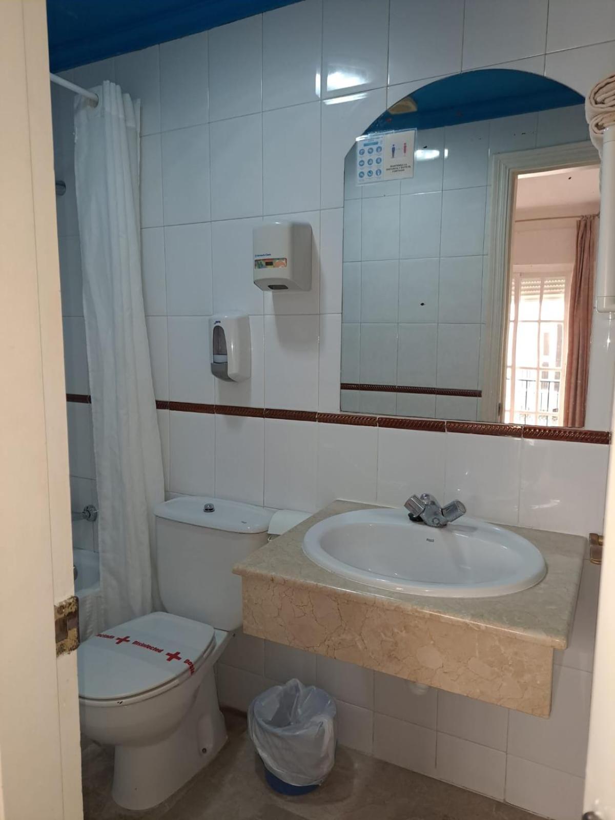Hostal Montys เนร์คา ภายนอก รูปภาพ