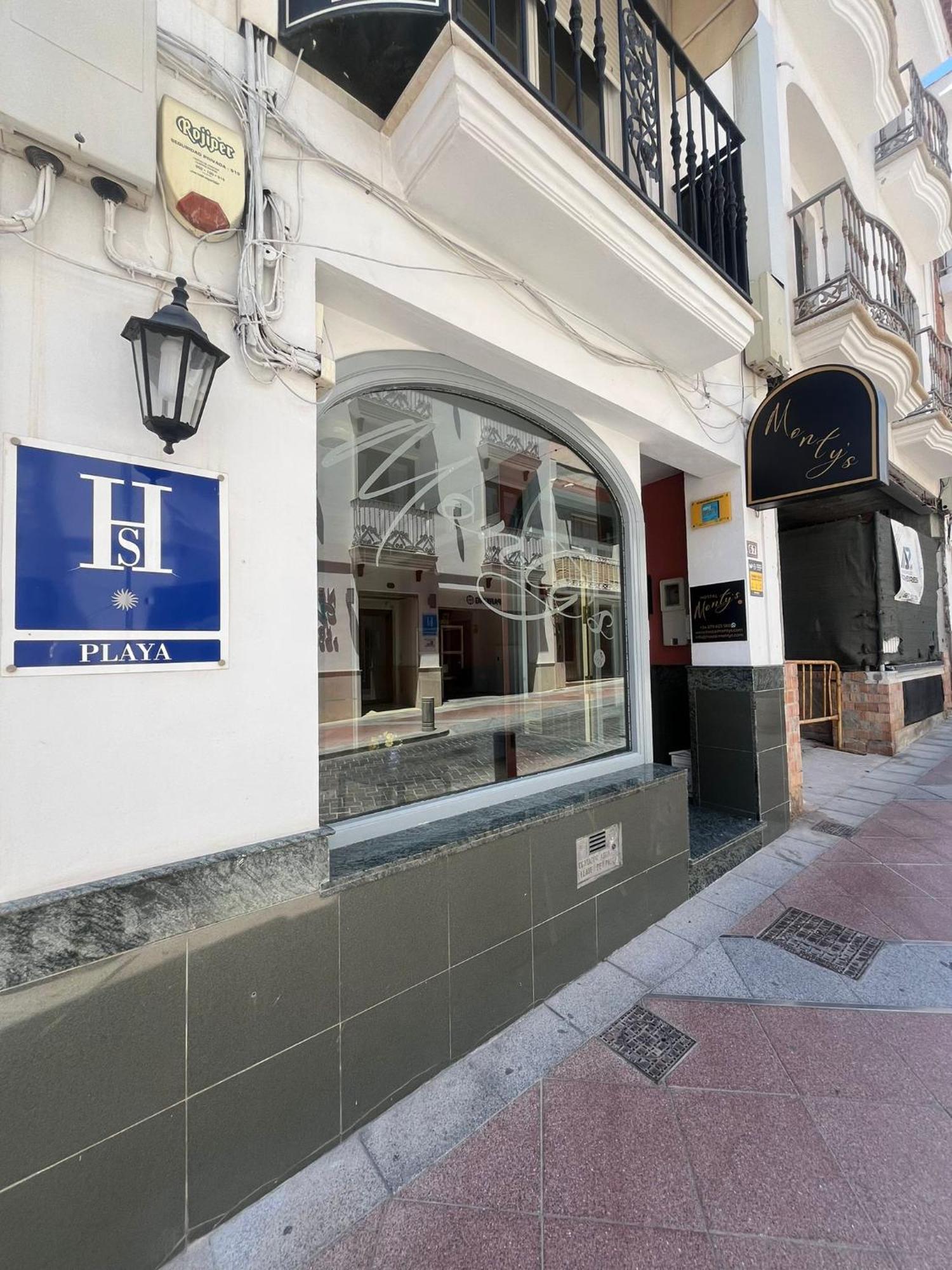 Hostal Montys เนร์คา ภายนอก รูปภาพ