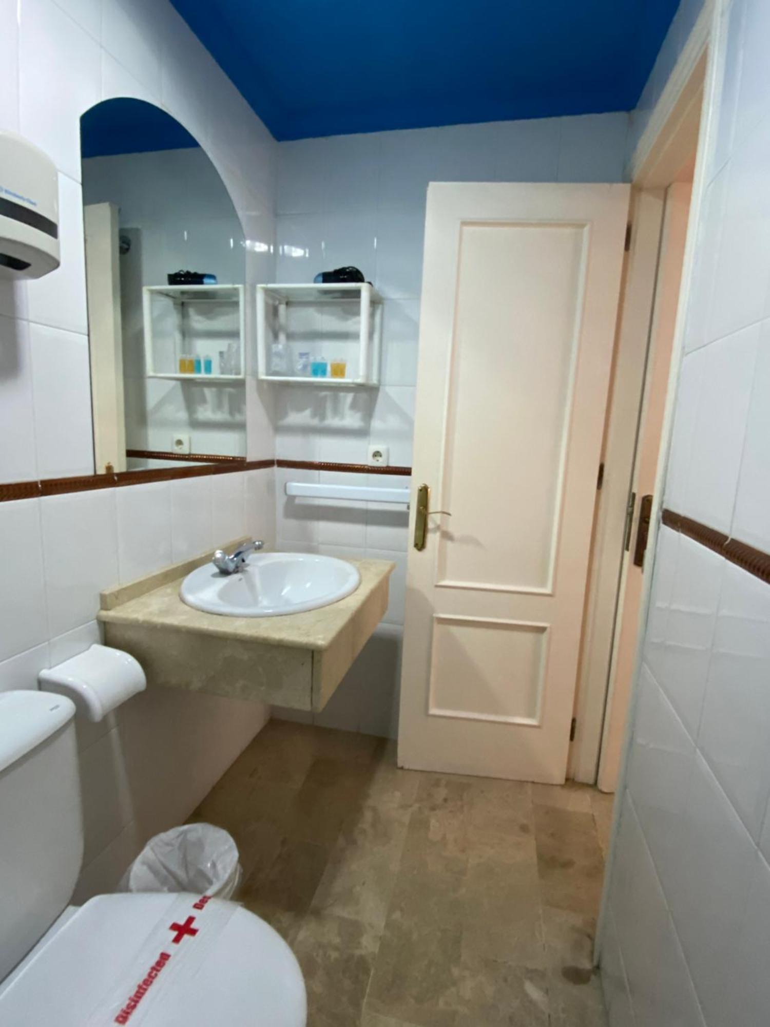 Hostal Montys เนร์คา ภายนอก รูปภาพ